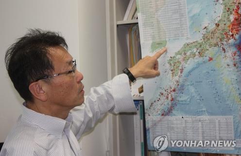일본 정부 기구인 지진조사위원회 위원장을 맡고 있는 히라타 나오시(平田直) 도쿄대 교수가 6일 도쿄 분쿄(文京)구 도쿄대 지진연구소에서 연합뉴스와 인터뷰하면서 5일 울산 근해에서 발생한 지진에 대해 설명하고 있다.