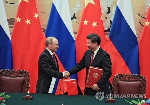 習近平中国国家主席とロシアのプーチン大統領が先月、北京で開かれた首脳会談で握手をしている。【EPA =連合ニュース資料写真]