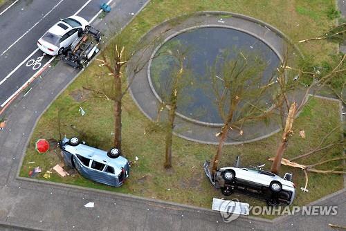 (AFP=연합뉴스) 네파탁으로 뒤집히고 넘어진 자동차들