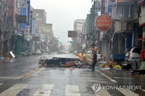 태풍이 휩쓸고간 타이퉁 시내(AFP=연합뉴스)