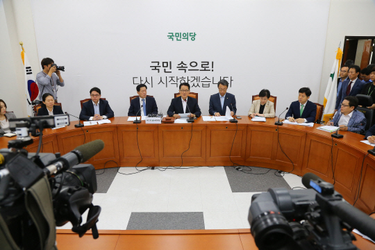박지원 국민의당 비상대책위원장이 11일 오전 국회에서 열린 비상대책위회의에서 하얀색으로 바뀐 회의실 배경판 앞에서 발언하고 있다. 국민의당은 ‘백지에서 다시 시작한다’는 의미로 기존의 녹색 계열 배경색을 버리고 하얀색 배경판을 설치했다. /연합뉴스