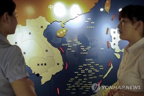 (AP=연합뉴스 자료사진) 남중국해 지도앞에 선 중국인