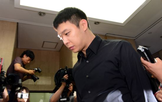 여성 4명에게 성폭행 혐의로 피소된 가수 겸 배우 박유천씨가 피의자 신분으로 조사를 받기 위해 지난달 30일 오후 서울 강남경찰서로 들어서고 있다. 뉴시스