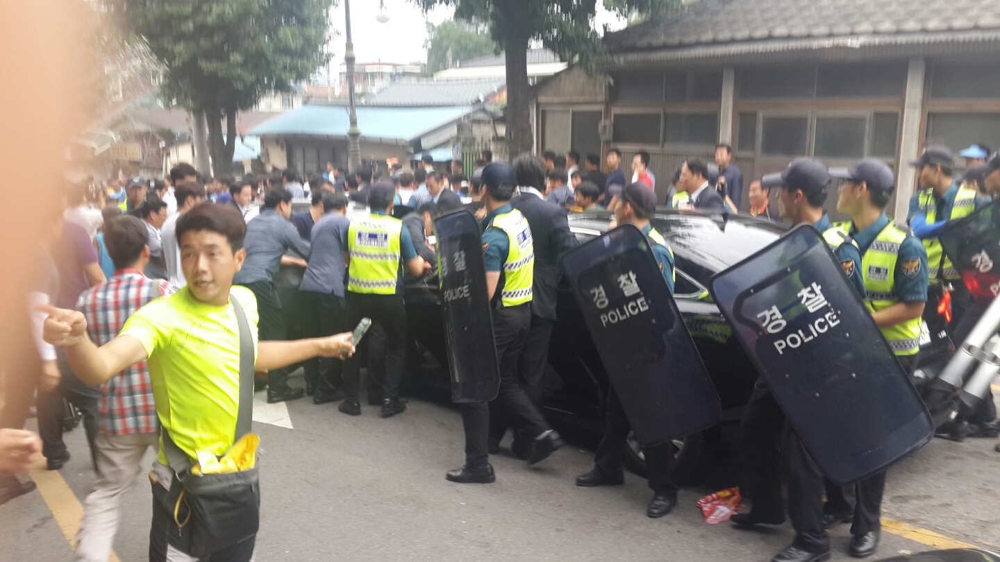 경찰 도움을 받으며 성주군청 뒤로 대피하는 황교한 국무총리