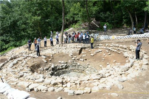 부여 석성산성 집수정 발굴 현장 [부여군 제공]