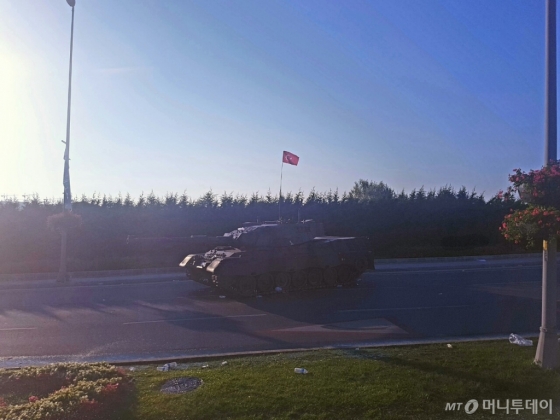 [터키 쿠데타 진압 현장]공항 인근 도로에 멈춘 쿠데타 세력 탱크 - 머니투데이