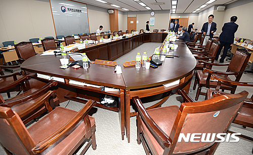텅빈 최저임금위원회 전원회의 - 뉴시스