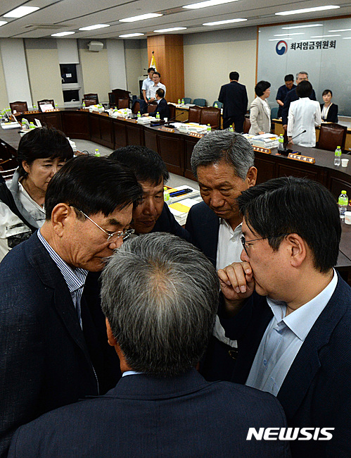 근로자 위원들 퇴장, 대책 논의하는 사용자 위원들 - 뉴시스