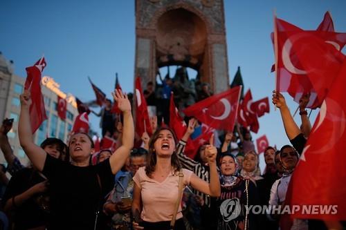"쿠데타 반대" 터키 시민들[AP=연합뉴스]