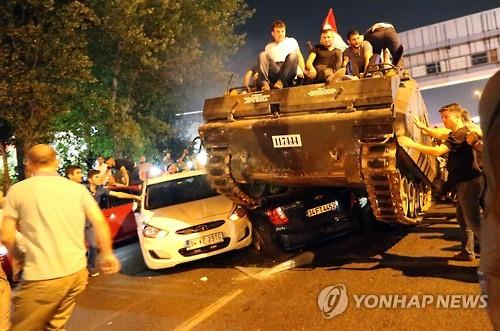 '쿠데타 진압' 터키 시민들[EPA=연합뉴스]