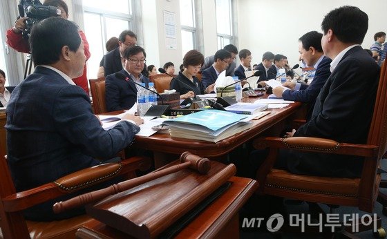 의원실 인턴 급여 인상되나..반대하던 기재부 