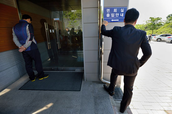 ⓒ시사IN 조남진 : 지난 5월16일 민변 변호사들이 북한이탈주민보호센터를 찾아 접견 신청을 했지만 거절당했다.