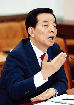 한민구 국방부 장관은 7월 11일 국회 국방위원회에서 고고도미사일방어(THAAD·사드) 체계의 한반도 배치 결정과 관련해 “북한 핵 위협에 대한 국가와 국민 생존 차원에서 결정한 것으로 (중국, 러시아 등) 인접국의 반발에 좌우될 문제가 아니다”라고 말했다. [동아일보]