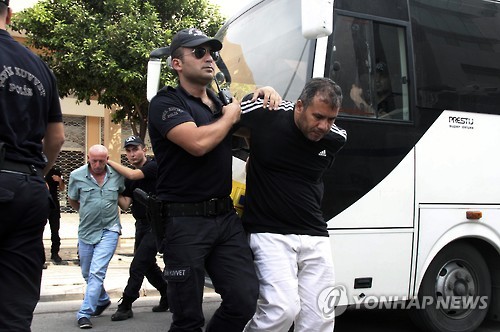 7월 19일 터키 경찰이 남부 해안도시 메르신에서 쿠데타 연루 혐의로 터키군인들을 연행하고 있다. [AP=연합뉴스]