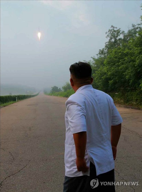 北매체, 탄도미사일 시험발사 사진공개 (서울=연합뉴스) 북한 노동당 기관지 노동신문은 20일 "김정은 동지께서 조선인민군 전략군 화성포병부대들의 탄도로케트(미사일) 발사 훈련을 지도하시였다"며 1면에 관련 사진 8장을 게재했다. 미사일 발사를 지켜보는 김정은 노동당 위원장의 모습. 2016.7.20 << 국내에서만 사용가능. 재배포 금지. For Use only in the Republic of Korea. No Redistribution >> nkphoto@yna.co.kr