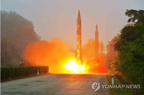 北매체, 탄도미사일 시험발사 사진공개 (서울=연합뉴스) 북한 노동당 기관지 노동신문은 20일 "김정은 동지께서 조선인민군 전략군 화성포병부대들의 탄도로케트(미사일) 발사 훈련을 지도하시였다"며 1면에 관련 사진 8장을 게재했다. 미사일이 발사되는 모습. 2016.7.20 << 국내에서만 사용가능. 재배포 금지. For Use only in the Republic of Korea. No Redistribution >> nkphoto@yna.co.kr