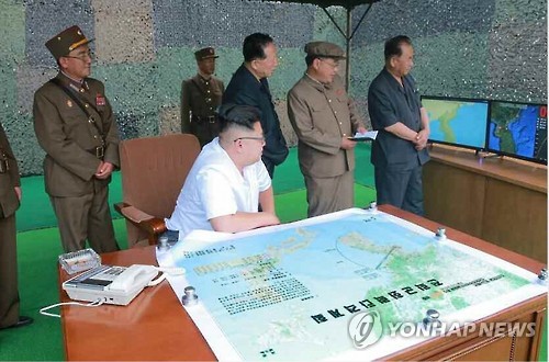 北 노동신문, '탄도미사일 남한 타격지점' 명시한 사진공개 (서울=연합뉴스) 북한 노동당 기관지 노동신문은 20일 "김정은 동지께서 조선인민군 전략군 화성포병부대들의 탄도로케트(미사일) 발사 훈련을 지도하시였다"며 1면에 관련 사진 8장을 게재했다. 미사일 발사를 지켜보는 김정은 노동당 위원장의 모습. 앞의 탁자에 '전략군화력타격계획'이라는 제목의 대형 한반도 지도가 펼쳐져 있다. 2016.7.20 << 국내에서만 사용가능. 재배포 금지. For Use only in the Republic of Korea. No Redistribution >> nkphoto@yna.co.kr