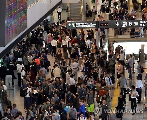 일본 나리타국제공항 입국자 게이트 주변이 각국에서 찾아온 여행객으로 붐비고 있다. 일본은 최근 외국인 관광객이 급증하고 있다. [연합뉴스 자료사진]
