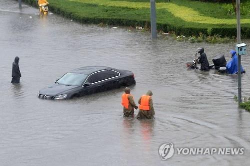 물에 잠긴 베이징 거리(AFP=연합뉴스)