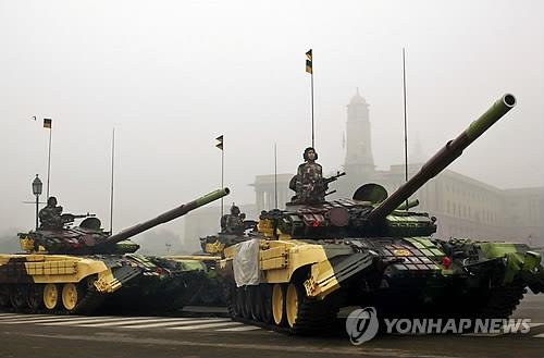 인도군이 운용하는 러시아제 T-72 탱크[AP=연합뉴스 자료사진]