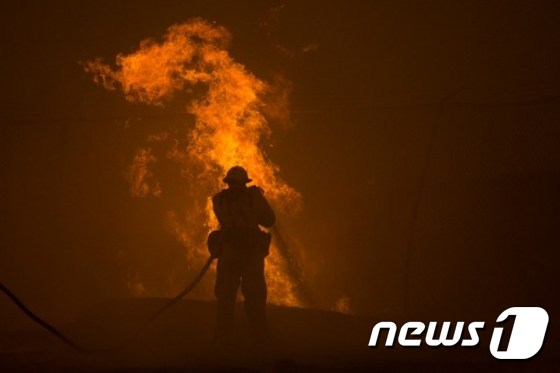 산타클라리타에서 산불진화작업을 벌이고 있는 소방대원. © AFP=뉴스1