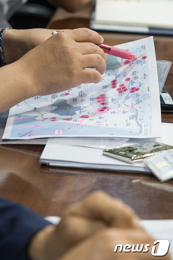 26日、ソウル世宗路の政府ソウル庁舎で開かれた釜山、蔚山ガスと悪臭の発生に伴う関係機関の緊急安全点検会議で自治体関係者の資料にガスの臭い申告移動経路が表示されている。 2016.7.26 /ニュース1©News1ユスングァン記者
