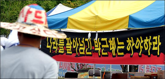 정진석 새누리당 원내대표의 경북 성주군청 방문이 예정된 26일 오전 성주군청 앞에 사드배치에 반대하는 주민들이 '새누리당 장례식'을 준비하는 가운데 '나라를 팔아넘긴 박근혜는 하야하라'라고 씌여진 현수막이 보이고 있다. ⓒ데일리안 박항구 기자