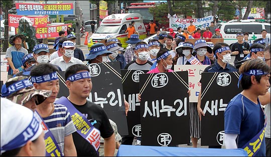 정진석 새누리당 원내대표의 경북 성주군청 방문이 예정된 26일 오전 성주군청 앞에서 사드배치에 반대하는 주민들이 '새누리당 장례식'을 치르고  있다. ⓒ데일리안 박항구 기자