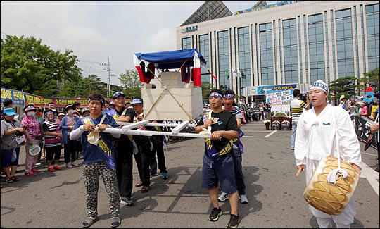 정진석 새누리당 원내대표의 경북 성주군청 방문이 예정된 26일 오전 성주군청 앞에서 사드배치에 반대하는 주민들이 '새누리당 장례식'을 치르고  있다. ⓒ데일리안 박항구 기자