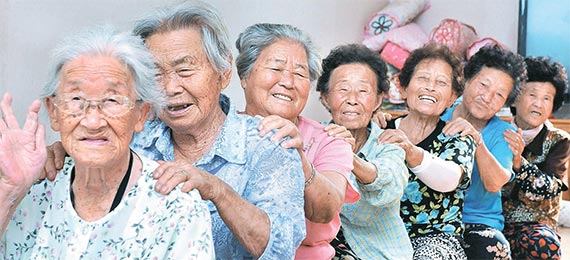 25일 오후 충북 괴산군 감물면 대상동 마을 경로당에 모인 할머니들이 나란히 앉아 어깨를 주무르고 있다. 왼쪽부터 노춘준(95)·박선임(86)·신재식(84)·신순동(84)·김규순(80)·이수자(79)·김종숙(73) 할머니. 밭일을 마치고 경로당에 온 70대 할머니 둘은 이날 청소와 설거지를 했다. [괴산=프리랜서 김성태]