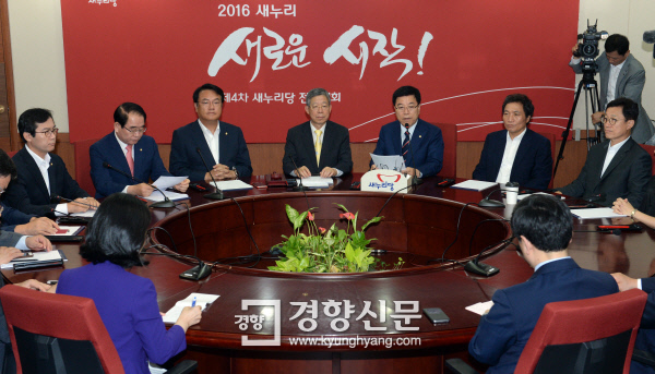 [우병우 민정수석 감찰 착수]자고 나면 커지는 의혹..청 '우병우 털어내기' 카드 뽑았다 - 경향신문