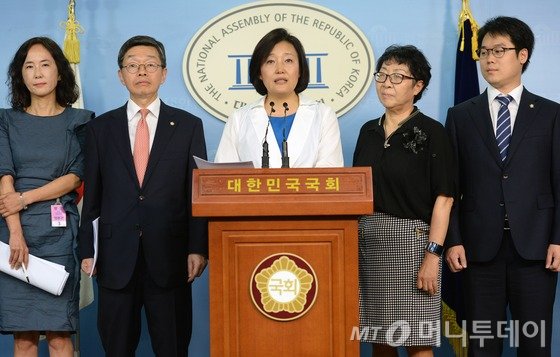 박영선 더불어민주당 의원이 26일 서울 여의도 국회 정론관에서 열린 집단소송법 제정안 발의 기자회견에서 법안 취지를 설명하고 있다. 2016.7.26/뉴스1