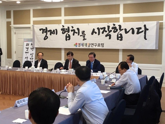 이주열, 김광림 앞에 두고