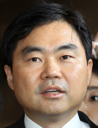 68년 역사상 첫 검사장 기소..'개혁 대상'으로 추락한 검찰 - 경향신문