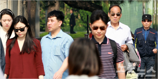 길을 걷다 보면 선글라스를 착용한 사람을 어렵지 않게 볼수 있다. (사진=황진환 기자)