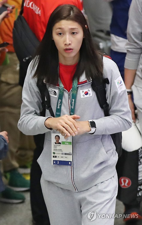 김연경 리우 도착     (리우데자네이루=연합뉴스) 김도훈 기자 = 2016 리우올림픽에 출전하는 여자 배구대표팀 김연경이 28일 오후(현지시간) 브라질 리우데자네이루 갈레앙 공항에 도착해 입국장을 나서고 있다. 2016.7.29     superdoo82@yna.co.kr