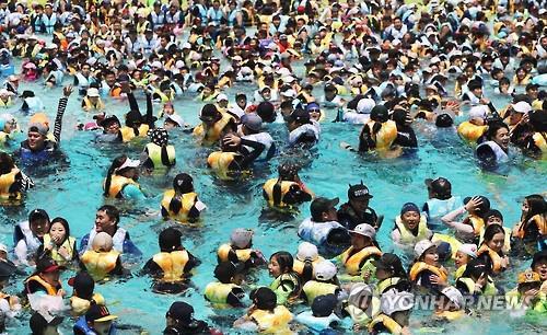 '장마 끝' 본격 무더위 시작..수도권 피서지 '북적' - 연합뉴스