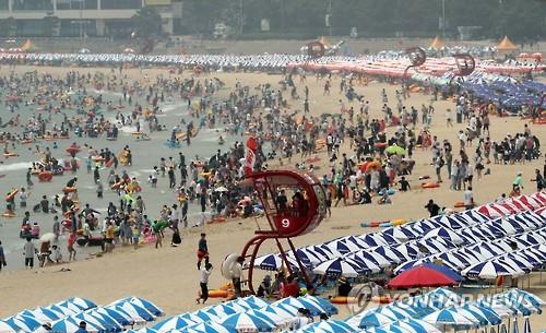 해운대 피서 인파 (부산=연합뉴스) 조정호 기자 = 30일 부산 해운대해수욕장에는 여름 휴가철을 맞아 올해 들어 가장 많은 피서객이 몰려 물놀이를 즐기고 있다. 2016.7.30