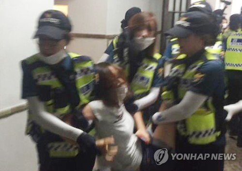 이화여대생 3일째 본관 농성..교수 등 5명 46시간만에 나와(종합3보) - 연합뉴스