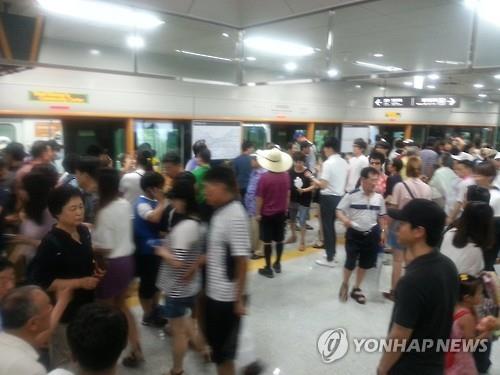 개통 첫날 여섯번 멈춰선 2조3천억짜리 '첨단 지하철'(종합) - 연합뉴스
