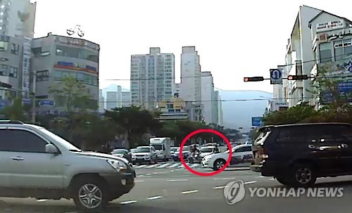 접촉사고 낸 외제차 도심 광란 질주..보행자 등 17명 사상(종합3보) - 연합뉴스