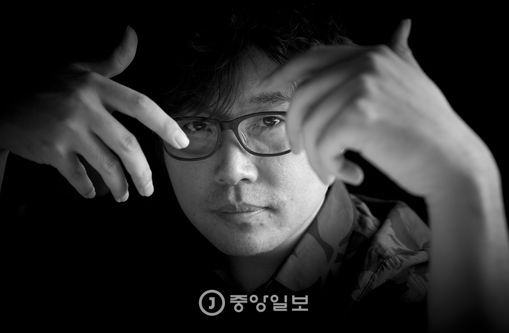 [권혁재 사진전문기자의 뒷담화] 모래 알갱이에 생명을 넣는 샌드일러스트 '하랑' - 중앙일보