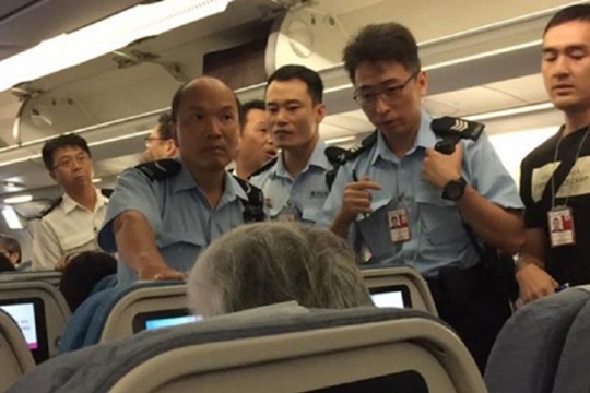 '땅콩회항' 닮은꼴..항공사 직원에 '오렌지주스' 갑질 논란 - 국민일보