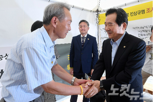 정세균 국회의장이 2일 오전 서울 광화문광장에서 세월호 특조위 활동기간 보장을 요구하며 단식농성 중인 이석태 위원장을 격려 방문, 악수하고 있다. (사진=박종민 기자)