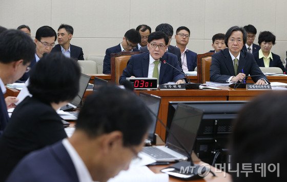 복지부 추경심사에 튄 '청년수당'불똥..정진엽 