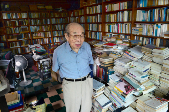 김종길 시인이 지난 1일 서울 강북구 수유동 자택의 2층 서재에서 포즈를 취했다. 그는 책을 보면 삶의 질이 높아진다고 했으나, 힘을 주어 말하진 않았다. 그 대신에 그는 “삶의 품격을 높이려면 바르고, 곧고, 따뜻하게 살려는 마음가짐을 지녀야 한다”고 몇 번이나 강조했다. 신창섭 기자 bluesky@