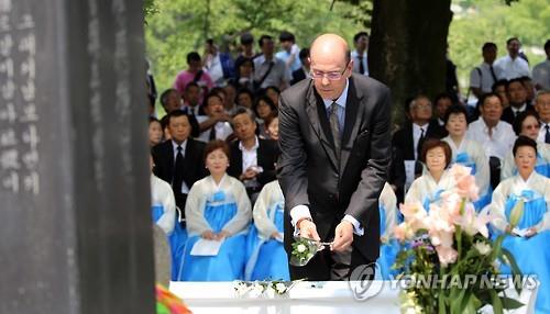 한국인 희생자 추모 헌화하는 앨런 美총영사 (히로시마=연합뉴스) 이세원 특파원 = 앨런 그린버그 주오사카·고베 미국 총영사가 5일 오전 일본 히로시마(廣島)현 히로시마시 평화기념공원의 한국인 원폭 희생자 위령비에 헌화하고 있다.