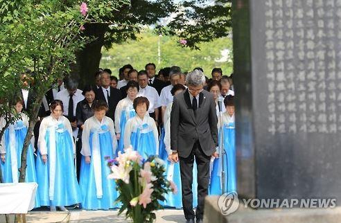 위령제 참가자들이 묵념하는 장면