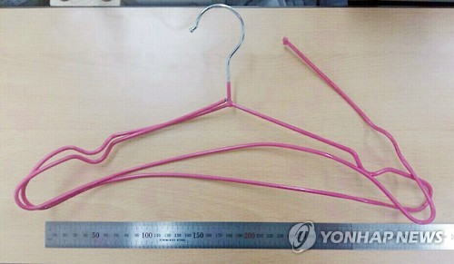 4세 여아 학대에 사용된 옷걸이 | 인스티즈