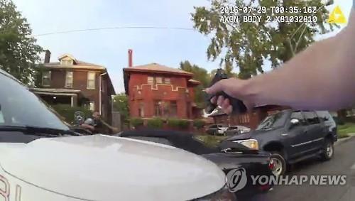 시카고경찰, 10대흑인 사살 영상 늑장 공개..결정적 순간은 없어(종합) - 연합뉴스